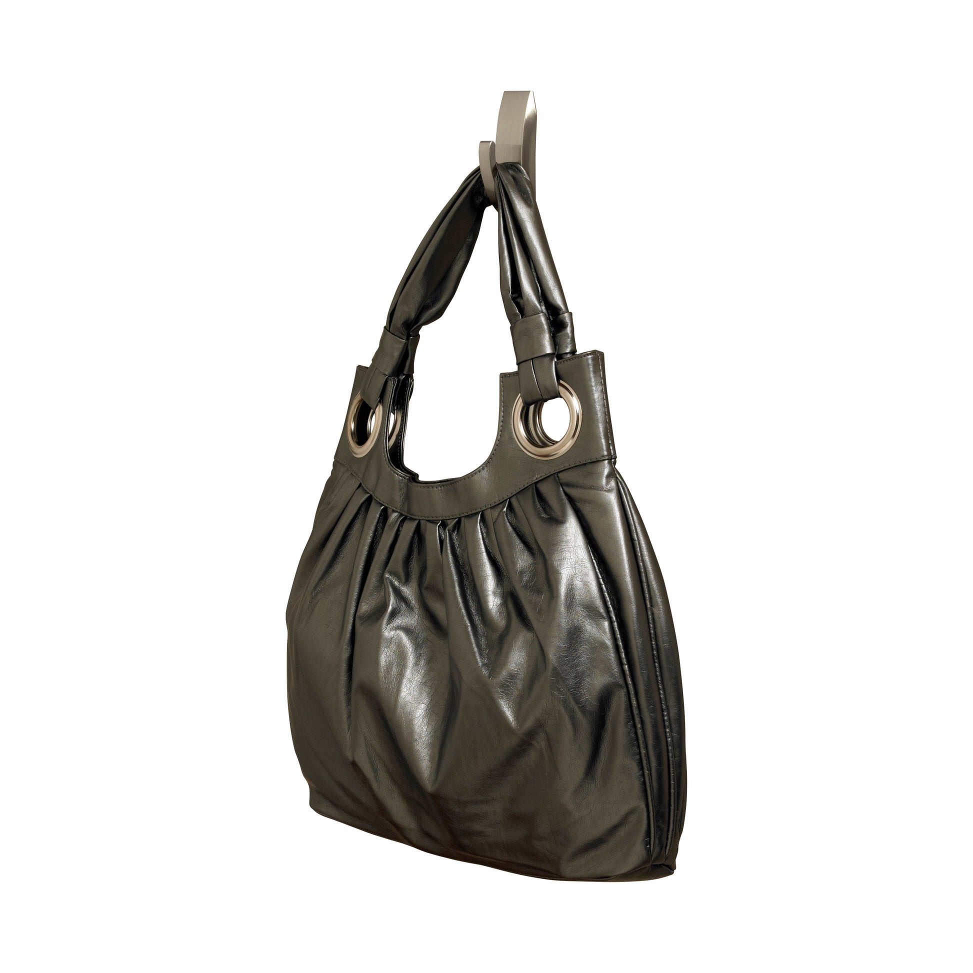 Eine schwarze Lederhandtasche mit silbernen Ringakzenten und zwei kurzen Riemen hängt an einem 3M Deutschland GmbH Command™ Metallhaken "Modern Reflection" vor einem schlichten weißen Hintergrund. Die Tasche ist im oberen Bereich gerafft.