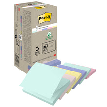 Eine Schachtel mit 3M Post-it® Recycling Z-Notes (76x76 mm, 100 Blatt, 100 % PEFC) steht neben fünf pastellfarbenen Stapeln - blau, grün, gelb, rosa und lila. Auf der Pappschachtel sind Recycling- und Zertifizierungssymbole abgebildet.