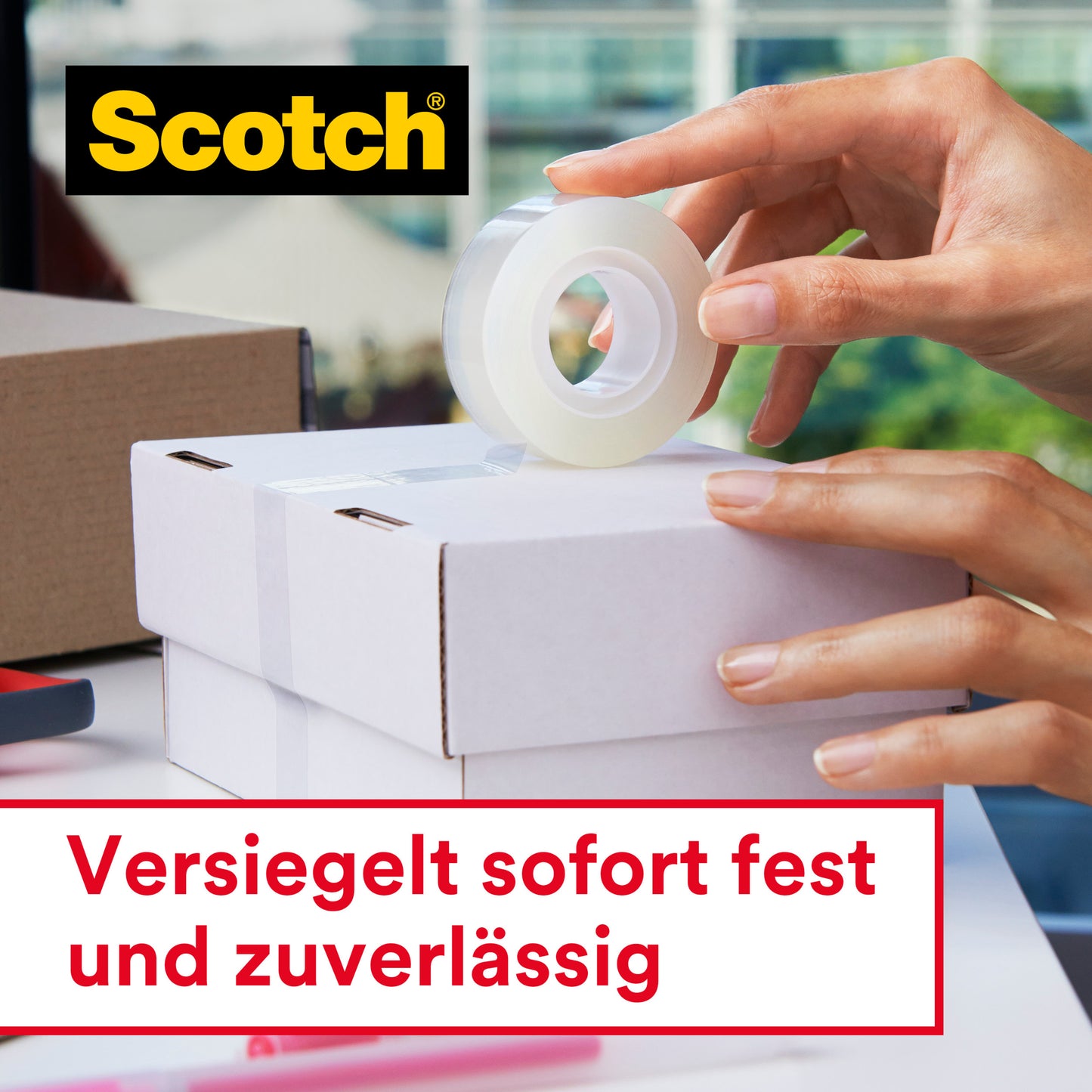 Eine Person verschließt eine weiße Schachtel mit Scotch® Crystal Klebeband, 19 mm x 25 m, 1 Rolle + 8 m GRATIS der 3M Deutschland GmbH. Auf dem Tisch stehen mehrere Schachteln und Büromaterialien. Deutscher Text: "Versiegelt sofort fest und zuverlässig.
