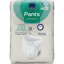 Eine Packung ABENA Pants Junior Premium, Gr. XS2 (18 Stück) von Abena Re-Seller GmbH bietet Blasenschutz für Junioren. Die Verpackung zeigt Produkteigenschaften, Zertifizierungslogos und eine Abbildung der Windel.