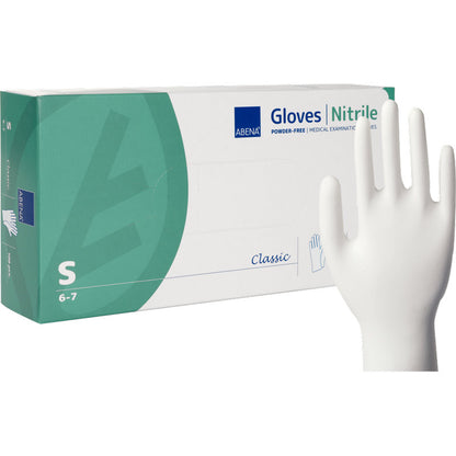 Eine weiß-grüne Box der Abena Re-Seller GmbH mit Nitril-Handschuhen Classic, puderfrei und weiß (Größe S), steht neben einer aufrechten Hand mit passendem Einmalhandschuh.