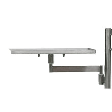 Der Novocal Ablage für Defibrillator von Novocal ist ein rechteckiges Metalltablett, das an einer vertikalen Stange mit einem horizontalen Tragarm und darunter befindlichen Halterungen befestigt ist, abgebildet auf einem einfachen weißen Hintergrund.