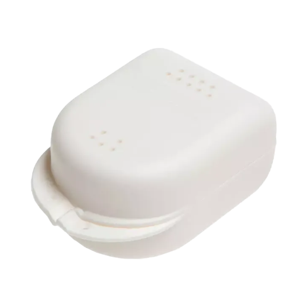 Tá an bosca fiaclóireachta AMPri PP do leanaí 90 x 60 x 45 cm, arna thairiscint ag AMPri Handelsgesellschaft mbH, ina choimeádán bán, dronuilleogach déanta as polapróipiléin le clúdach fillte agus poill aerála bheaga ar an mbarr agus ar na taobhanna, rud a fhágann go bhfuil sé foirfe le haghaidh stórála nó iompair. Ar fáil i ndathanna éagsúla agus pacáilte i sraith de 14 píosa.