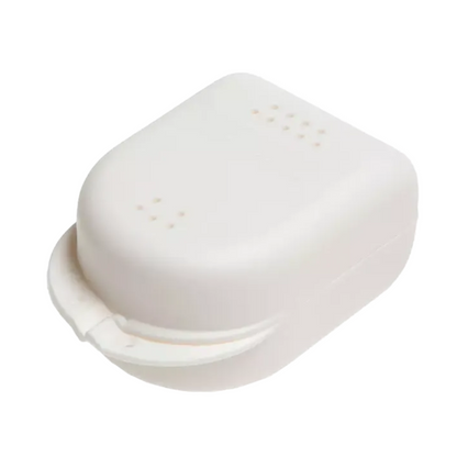 Tá an bosca fiaclóireachta AMPri PP do leanaí 90 x 60 x 45 cm, arna thairiscint ag AMPri Handelsgesellschaft mbH, ina choimeádán bán, dronuilleogach déanta as polapróipiléin le clúdach fillte agus poill aerála bheaga ar an mbarr agus ar na taobhanna, rud a fhágann go bhfuil sé foirfe le haghaidh stórála nó iompair. Ar fáil i ndathanna éagsúla agus pacáilte i sraith de 14 píosa.