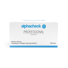 Eine weiß-blaue Schachtel Alphacheck Professional Alkoholtupfer 3 x 6 cm | Packung (100 Stück) von Berger Med GmbH enthält 100 Stück, jeweils 60 mm x 30 mm, getränkt mit 70% Isopropylalkohol. Das Produkt ist zur einfachen Identifizierung sowohl auf Deutsch als auch auf Englisch beschriftet und eignet sich daher ideal zur Hautdesinfektion.