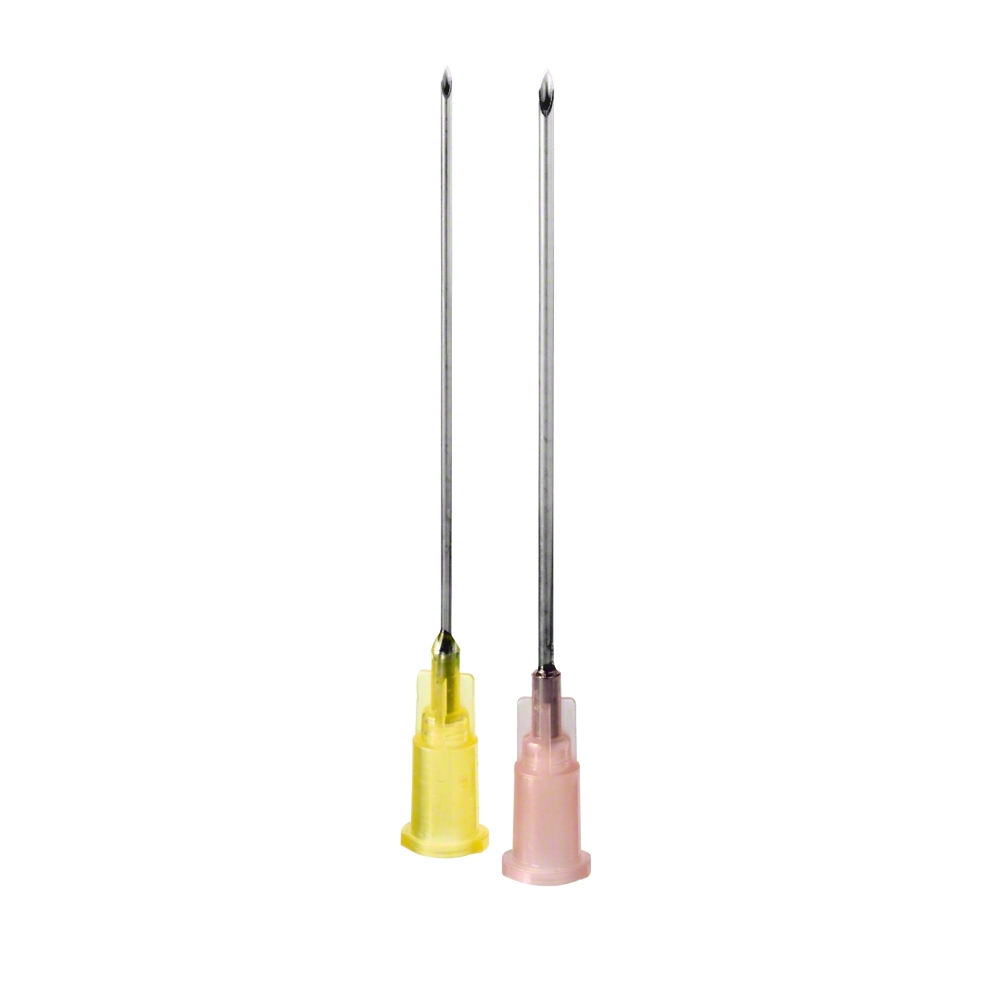 The image shows two B. Braun Sterican® cannulas Intramuscular, short bevel needles, manufactured by B. Braun Deutschland GmbH & Co. KG, with plastic hubs in yellow and pink. Each needle is made of chrome-nickel steel and is intended for intramuscular use.