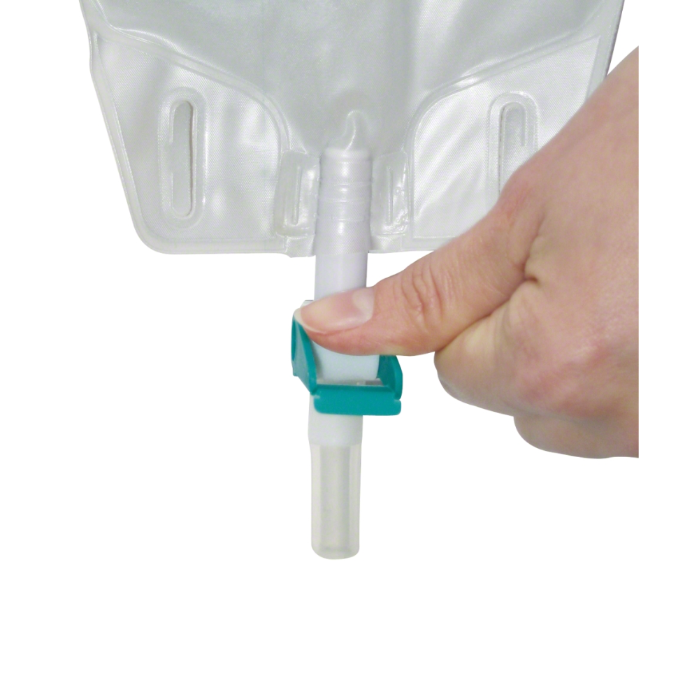 A hand reaches for a valve near the opening of a B. Braun Urimed® B'Bags leg bag, 500 ml, a transparent plastic bag for the treatment of urinary incontinence. The valve with a green clip regulates the fluid flow from the DEHP-free bag from B. Braun Deutschland GmbH & Co. KG.