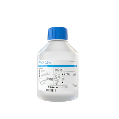 A clear bottle with a blue cap and the inscription “B. Braun NaCl 0.9% Ecotainer® topical rinsing solution” contains 500 ml of saline solution. The label includes product details, safety symbols, and the brand name “B. Braun Deutschland GmbH & Co. KG”.