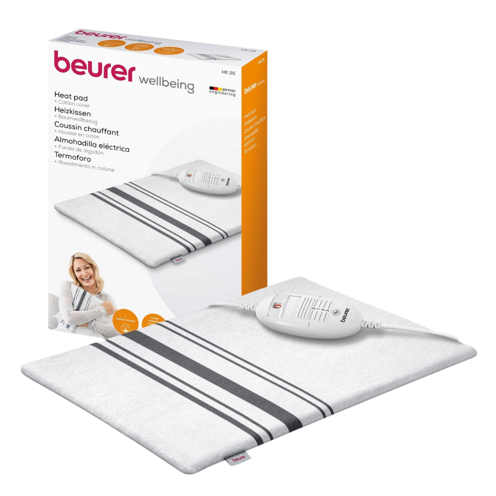 Das Beurer HK 25 Heizkissen der Beurer GmbH, abgebildet mit schwarzen und grauen Streifen, bietet mehrere Temperaturstufen. Die Verpackung trägt das OEKO-TEX® STANDARD 100-Label und ein Foto einer Frau, die das Heizkissen benutzt.