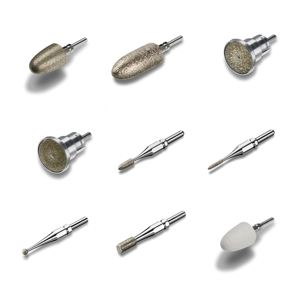 Íomhá de dheich druileanna éagsúla snasta agus meilt le haghaidh na fiaclóireachta atá socraithe i greille. Tá cuma na druileanna cosúil leo siúd i bpacáiste ceangaltán Manicure/Pedicure MP 60 (10 píosa) de chuid Beurer GmbH agus tá cruthanna éagsúla orthu – leideanna sorcóireacha, cónúla agus liathróid – agus tá struchtúir dromchla acu ó réidh go garbh le haghaidh nósanna imeachta éagsúla fiaclóireachta.