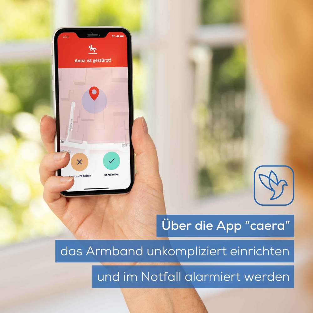 Eine Hand hält ein Smartphone mit einem Notfallalarm auf der "caera"-App, daneben das Beurer Notfallarmband EC 70 SafePlus (Auslaufartikel, Beurer GmbH), das die Einrichtung und Aktivierung der automatischen Sturzerkennung zur Sicherheit hervorhebt.