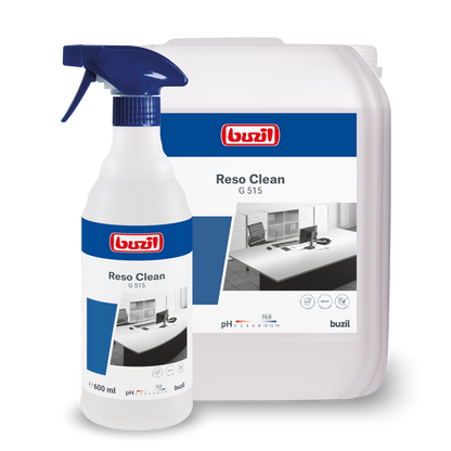 Taispeántar dhá choimeádán de Buzil Reso Clean G 515 Glantóir Sprae Réidh le hÚsáid ó BUZIL-WERK Wagner GmbH & Co. KG agus béim ar a nglanacht chumhachtach. Is buidéal sprae é an ceann níos lú agus is coimeádán athlíonta é an ceann níos mó. Tá lipéid ghorma ar an mbeirt acu le sonraí táirge agus brandáil chun lonradh saor ó stríoca a bhaint amach.
