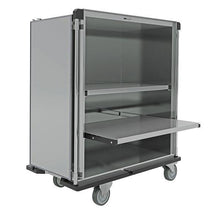 Der Novocal Sterilgut-Transportwagen ist ein großer, grauer Wagen mit Rädern, einer offenen Vorderseite, zwei Einlegeböden und einem ausziehbaren Metallboden aus satiniertem Edelstahl - ideal für den Transport oder die Lagerung von Sterilgut in medizinischen Einrichtungen.