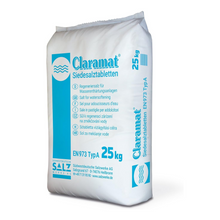 Zu sehen ist der 25 kg-Sack Claramat® Siedesalztabletten Regeneriersalz der Südwestdeutschen Salzwerke AG. Die Verpackung ist überwiegend weiß gestaltet, mit blauem Text und Markenzeichen, wodurch die Eigenschaften und Anwendungen des Produkts hervorgehoben werden, wie z. B. Wasserenthärtung in Ionenaustauschsystemen und Salzregenerierung.