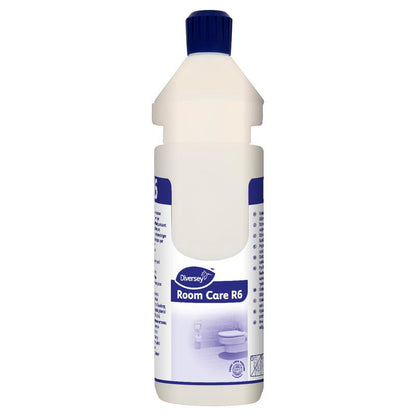 Die weiße, wiederverwendbare "Room Care R6 Plus Flasche, leer" von Diversey Deutschland GmbH & Co. OHG hat eine blaue Kappe und ein blau-weißes Etikett, das aufrecht steht und bedruckt ist - ideal für jedes Reinigungssystem.