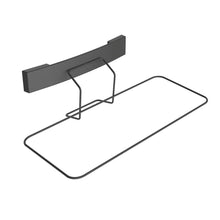 Der Di Protect Moppbehälterrahmen abgewinkelt von Diversey Deutschland GmbH & Co. OHG ist ein schwarzer, rechteckiger Wandhalter mit abgewinkeltem Design und Drahtrahmen zum Aufhängen oder Halten von Gegenständen.