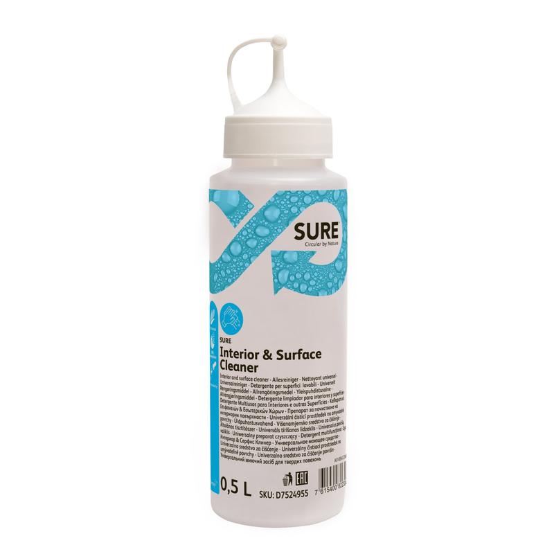 Eine weiße 0,5 Liter SURE Interior & Surface Cleaner Dosierflasche der Diversey Deutschland GmbH & Co. OHG steht mit ihrem blauen Design und dem Flip-Top-Verschluss aufrecht vor einem schlichten weißen Hintergrund und symbolisiert hygienische Sauberkeit.