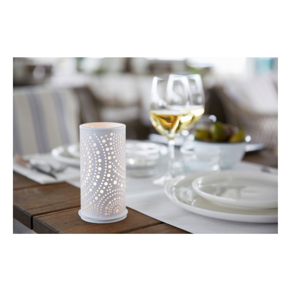 Auf einem Esstisch stehen weiße Teller, Besteck und Weingläser mit Weißwein. Im Vordergrund steht prominent der Duni Kerzenhalter Billy Metall 140 x 75 mm mit Punktmuster der Duni GmbH, im Hintergrund steht eine Schale mit Weintrauben.