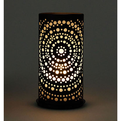 Der Duni Kerzenhalter Billy von Duni GmbH ist eine zylindrische Lampe mit kreisförmigen Perforationen in konzentrischen Ringen, die ein dekoratives Licht erzeugen. Sein modernes Design vereint Eleganz und Funktionalität in einer Metallform von 140 x 75 mm, die an seinen Namensvetter erinnert.