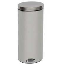 Der Novocal Tretabfalleimer aus korrosionsbeständigem Chromstahl mit geschlossenem Deckel und Fußpedal ermöglicht ein hygienisches, handfreies Öffnen; inkl. Inneneimer, 1 Stück je Packung.