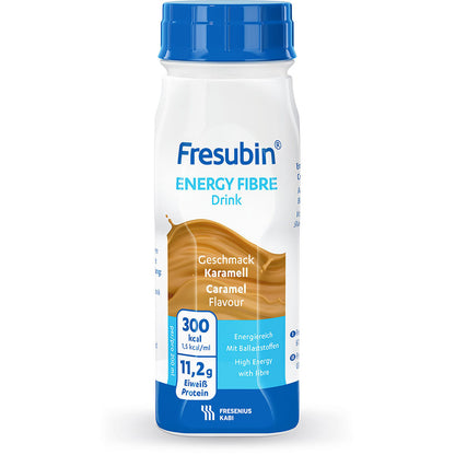 Ar bhuidéal 200 ml deoch snáithín fuinnimh Fresubin ó Fresenius Kabi Deutschland GmbH, le blas caramal agus le clúdach gorm agus lipéad, tá 300 kcal, 11.2 g próitéin agus ábhar ard snáithíní ar an bpacáistiú.