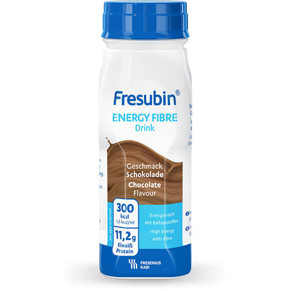 Ar bhuidéal 200 ml deoch snáithín fuinnimh Fresubin ó Fresenius Kabi Deutschland GmbH le blas seacláide, tá 300 kcal agus 11.2 g próitéin ar an lipéad, tá an buidéal bán le buaicphointí gorma agus donn.