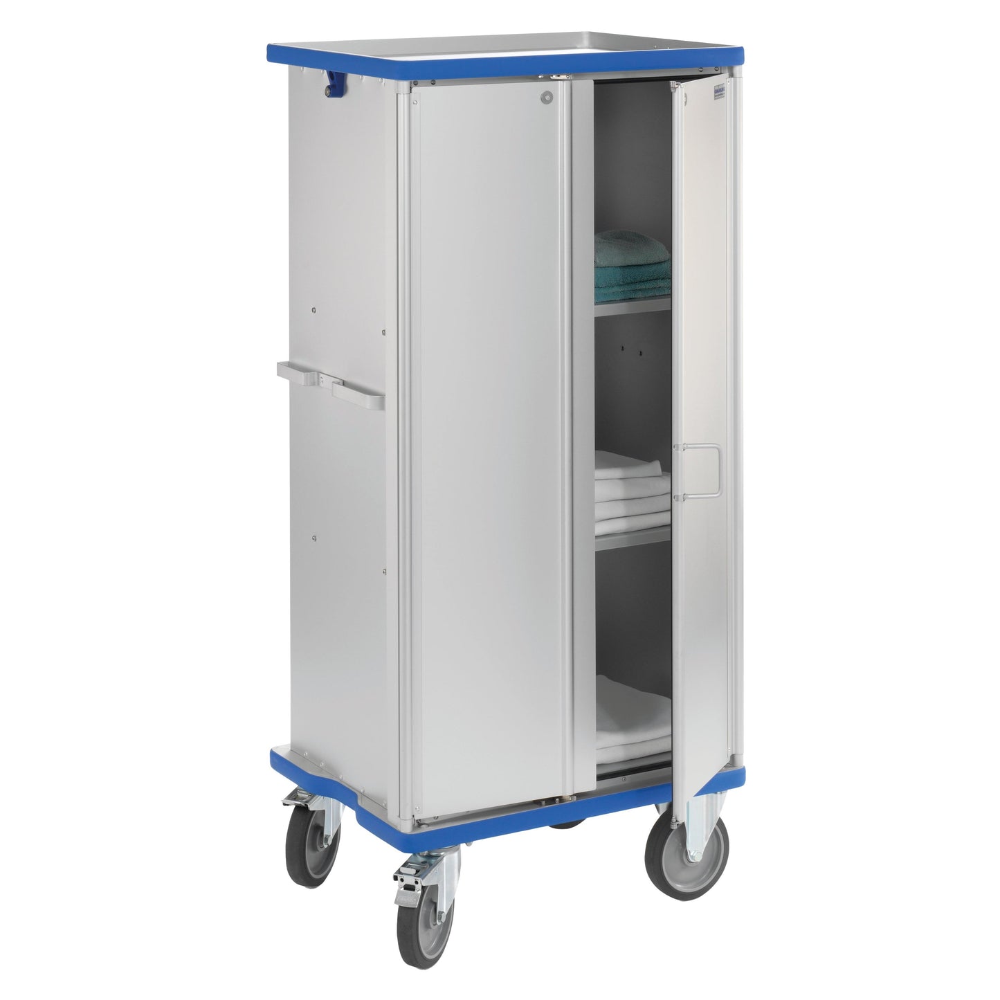 Der Novocal Schrankwagen ist ein eloxierter Allzweckwagen aus Aluminium mit zwei Flügeltüren, die sich um 270° drehen lassen, blauen Zierleisten oben und unten, großen Rädern und Ablagen im Inneren für Handtücher und Bettwäsche. Marke: Novocal. Packung: 1 Stück.