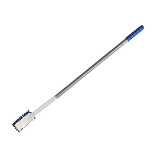 Der Auslaufartikel: STIELBÜRSTE,PBT,VERLÄNGERT MIT ALUSTIEL ALS SONDERANFERTIGUNG von Haug Bürsten KG hat haltbares PBT-Borsten, einen weißen rechteckigen Kopf, weißen Kunststoff im Kopfbereich und einen Aluminiumstiel mit blauem Gummigriff.