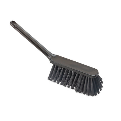 Die Haug Bürsten KG HANDBESEN, WEICH, 310MM, GESCHLITZT ist eine schwarze, handgeführte Reinigungsbürste mit langem Griff und weichen, geschlitzten Borsten, ideal für Reinigungsaufgaben, abgebildet auf weißem Hintergrund.