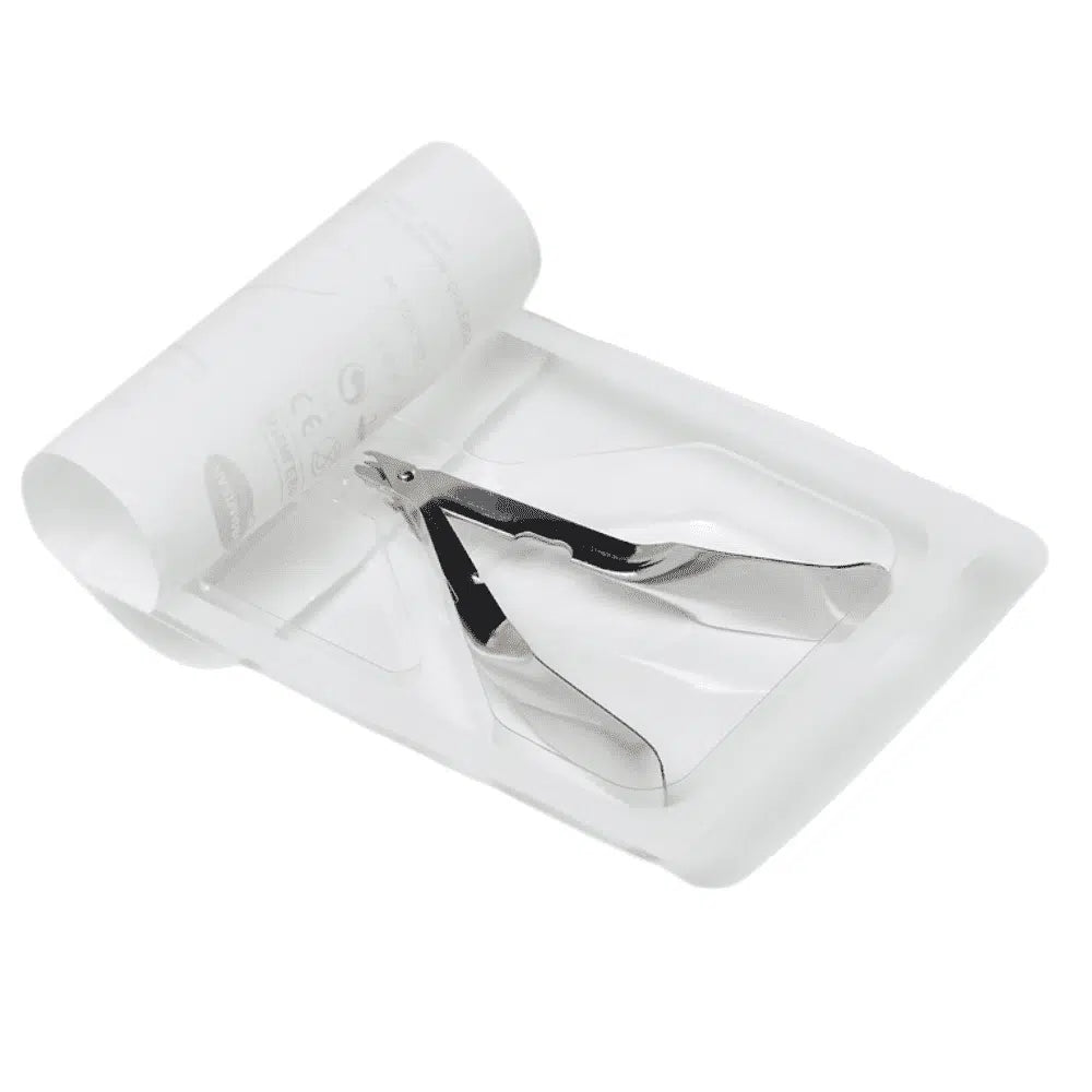 An t-alt imithe as úsáid: Tá an Hartmann Klammerentferner 10 cm ón Paul Hartmann AG suite ar thráidire indiúscartha bán le bileog páipéir fhillte in aice leis, rud a thugann le tuiscint go n-úsáidtear é i réimse leighis nó manachúir. (Pacáistiú: 1 phíosa).