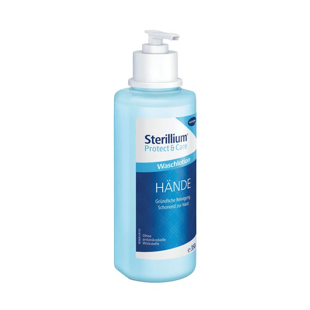 Tá lipéad gorm ar an mbuidéal caidéil 350 ml de lotion níocháin Sterillium® Protect & Care ó Paul Hartmann AG le téacs Gearmánach a chuireann síos air mar ghlantach láimhe cúramach chun glanadh críochnúil.