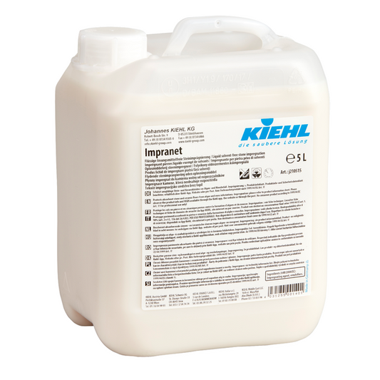 Eine weiße 5-Liter-Kunststoffflasche Kiehl Impranet Lösungsmittelfreie Steinimprägnierung der Johannes Kiehl KG mit Henkel, Schraubverschluss und mehrsprachigem Etikett mit blauem Kiehl-Logo.