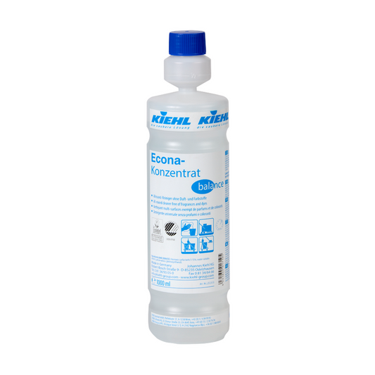 Eine 1-Liter-Kunststoffflasche mit blauem Verschluss und der Aufschrift "Kiehl Econa-Konzentrat balance Allround-Reiniger ohne Duft- und Farbstoffe" der Johannes Kiehl KG. Das hochkonzentrierte Reinigungsmittel verfügt über Verwendungs- und Sicherheitshinweise mit Piktogrammen auf dem Etikett.