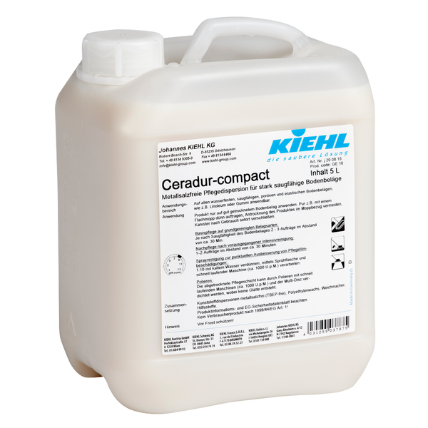 Eine 5-Liter-Flasche Johannes Kiehl KG Ceradur-compact, eine metallsalzfreie Pflegedispersion für stark saugfähige Bodenbeläge, kommt in weißem Kunststoff mit einem Griff und deutschem Etikett. Verkauft in einem Karton mit 2 Flaschen.