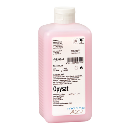 Tá buidéal bándearg 500 ml de Kiehl Opysat Handwasch-Lotion de chuid Johannes Kiehl KG, gallúnach láimhe pH-neodrach, lipéad bán le sonraí táirge, comhábhair, cód barra, siombailí agus "marina KC" ar an mbun le haghaidh glanadh láimhe go réidh.