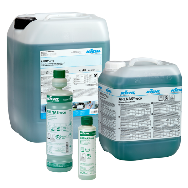 Tá ceithre choimeádán den Kiehl ARENAS-eco Flúirseach Níocháin Leachtach ó Johannes Kiehl KG - dhá próca mór agus dhá bhuidéal níos lú - feistithe le pacáistiú lipéadaithe agus leacht gorm-uaine atá neamhdhíobhálach don chomhshaol.
