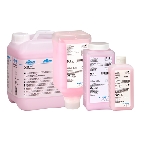 Cuireann ceithre choimeádán den Kiehl Opysat Handwasch-Lotion de chuid Johannes Kiehl KG (1-5L) le clúd bán agus lipéid mhionsonraithe glanadh láimhe pH-neodrach, réidh ar fáil. Tá ainm branda "Kiehl" soiléir le feiceáil ar gach coimeádán.