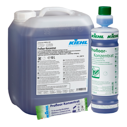 Ein 10-Liter-Kanister, eine 1-Liter-Flasche und ein kleines Tütchen Kiehl Profloor-Konzentrat Für das einstufige Wischlegen der Johannes Kiehl KG, alle mit blauer Flüssigkeit gefüllt und mit weiß-grünen Etiketten mit Produktangaben und Branding versehen.