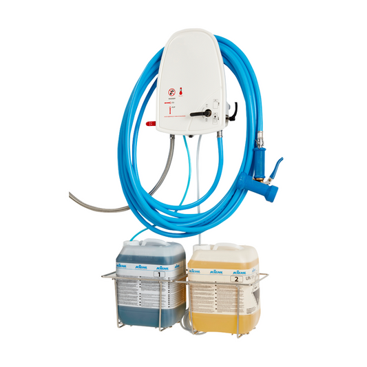 Die Johannes Kiehl KG ARCANTEC 15 Reinigungs- und Desinfektionseinheit für 2 Produkte ist wandmontiert, verfügt über einen 15 m langen blauen Schlauch mit Spritzpistole und hält zwei beschriftete Chemikalienbehälter in Metallgestellen vor weißem Hintergrund.