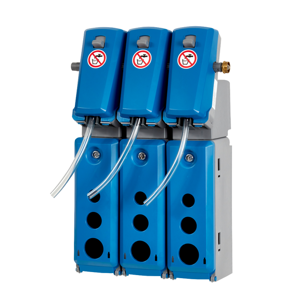 Tá trí ghléas il-dáileacháin Kiehl DosiStation 3P-4 L ón Johannes Kiehl KG, atá crochta ar an mballa le haghaidh líonadh buidéal, gach ceann acu le trí rannóg dáileacháin do tháirgí éagsúla agus píobáin thrédhearcacha, feistithe ar an taobh tosaigh le comhartha rabhaidh "Gan Rochtain".