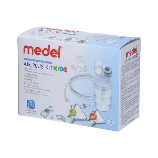 Bosca Medel® Air Plus Kids Yearpack do Inhalóir ó Beurer GmbH, a bhfuil gléas ceoite, cith sróine agus gabhálais le haghaidh cúraim análaithe leanaí ann. Tá téacs gorm agus dearg ar an mbosca bán, léaráidí de chomhpháirteanna an ghléis ceoite agus grafaicí atá oiriúnach do leanaí de thuar ceatha, scamaill agus gréine.