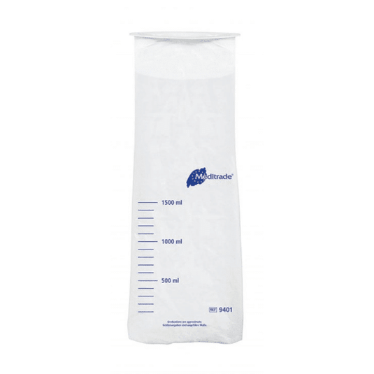 A transparent, graduated plastic measuring cup made of polyethylene with blue measurement markings and a blue “Meditrade GmbH” logo, indicating volume capacities ranging from 500 ml to 1500 ml.