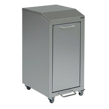 Der Novocal Wertstoffschrank Serie 3000 Einfachsammler ist ein Aufbewahrungswagen aus Aluminium mit einem Griff, einer Fronttür und vier elektrisch leitfähigen Rädern für einfache Mobilität. Die Packung enthält 1 Stück.