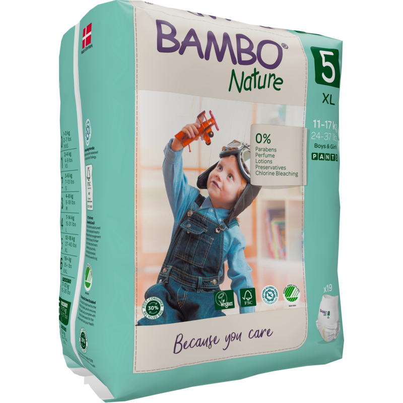 Eine Verpackung der Bambo Nature Pants von Abena Re-Seller GmbH, Größe 5 XL (11-17 kg), zeigt ein Kind in Latzhose mit einem Spielzeugflugzeug. Die umweltfreundliche Verpackung hebt die hautfreundlichen und umweltbewussten Eigenschaften hervor.