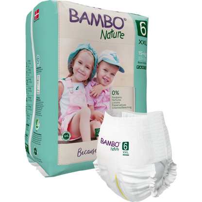 Abgebildet ist eine Packung Bambo Nature Pants der Abena Re-Seller GmbH für Kinder über 15 kg mit zwei lächelnden Kindern in Hüten und Latzhosen auf der Verpackung. Im Vordergrund ist eine einzelne Windel zu sehen.