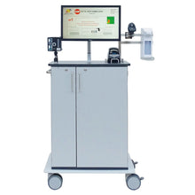 Der Novocal Digitaler Empfangsassistent mit Temperaturmessung ist ein mobiler Medizin-Workstationwagen mit Monitor, Barcode-Scanner, Handdesinfektionsspender, Drucker sowie Besucherregistrierung und zwei Schranktüren auf vier Rollen.