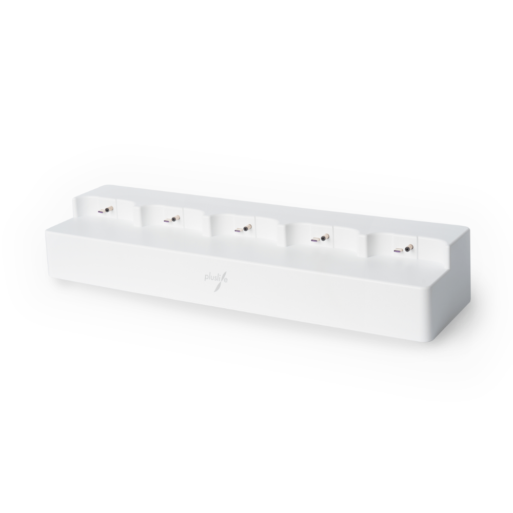 Stáisiún luchtaithe bán dronuilleogach le sé soicéad aonair, atá feistithe le biorán nasc gach ceann acu chun gléasanna comhoiriúnacha a luchtú. Tá dromchla an stáisiúin réidh le cúl beagán ardaithe, agus tá an lógó "Pluslife" priontáilte i liath ar an taobh tosaigh. Oiriúnach le húsáid mar Pluslife 5 Ports HUB do ghléasanna tástála Pluslife POC-NAT | Pacáiste (1 píosa).