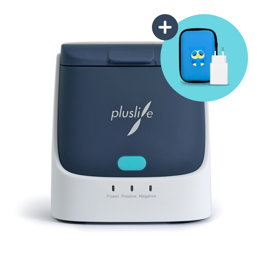 Zu sehen ist ein Pluslife Mini Dock PoC-NAT-Testgerät im blau-weißen Design. Daneben ist ein blaues Gehäuse mit einer Cartoon-Figur und einem weißen Ladegerät zu sehen, was dessen Funktion im Point-of-Care-Testing mittels isothermer Amplifikationstechnologie unterstreicht.