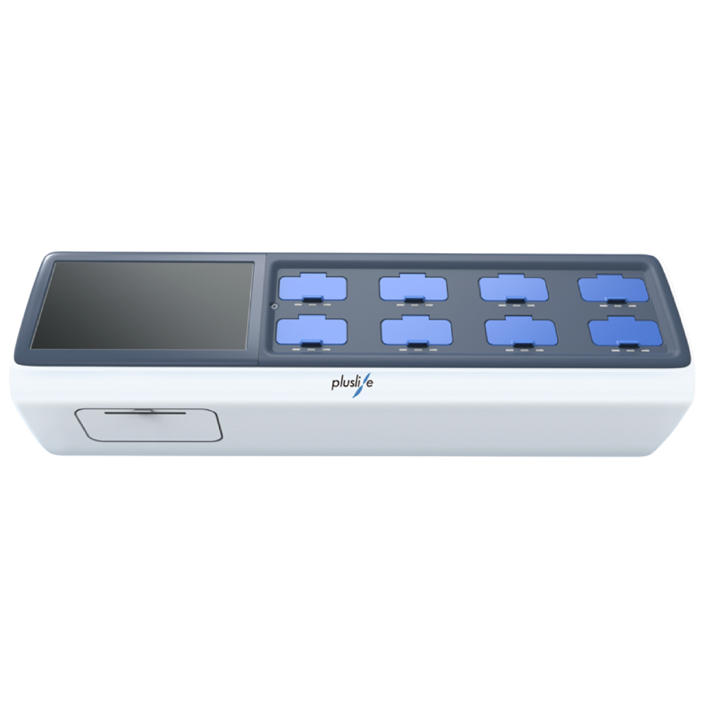 Das Pluslife Pro 8 Dock PCR-Gerät PoC-NAT Testgerät verfügt über eine rechteckige Ladestation mit einem Bildschirm auf der linken Seite und acht Steckplätzen auf der rechten Seite. Dieses weiße Gerät mit blauen Akzenten ist mit isothermer Amplifikationstechnologie ausgestattet und verfügt über eine kleine Schublade auf der linken Seite für mehr Komfort.