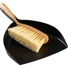 Tá scuab le lámh bambú agus brístí éadroma suite ar phalaíbhán dubh plaisteach - ENA Living Kehrgarnitur, Bambú ó Abena Re-Seller GmbH, a ghlanann go stíle agus go neamhdhíobhálach don chomhshaol i bpacáiste de 12.